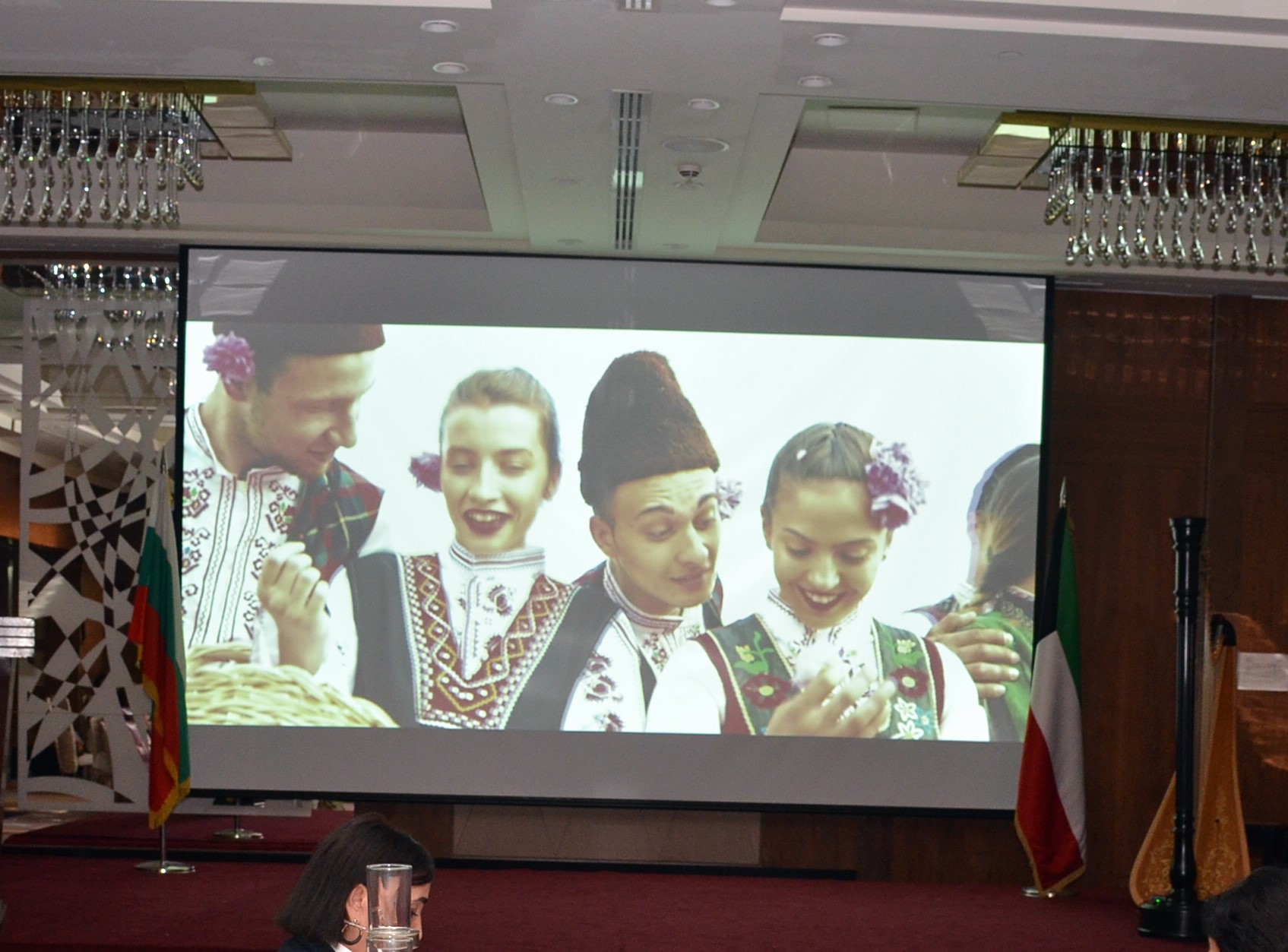 Българският културен ден, организиран съвместно с кувейтската неправителствена организация „Международна женска група“, привлече над сто дами от различни националности 